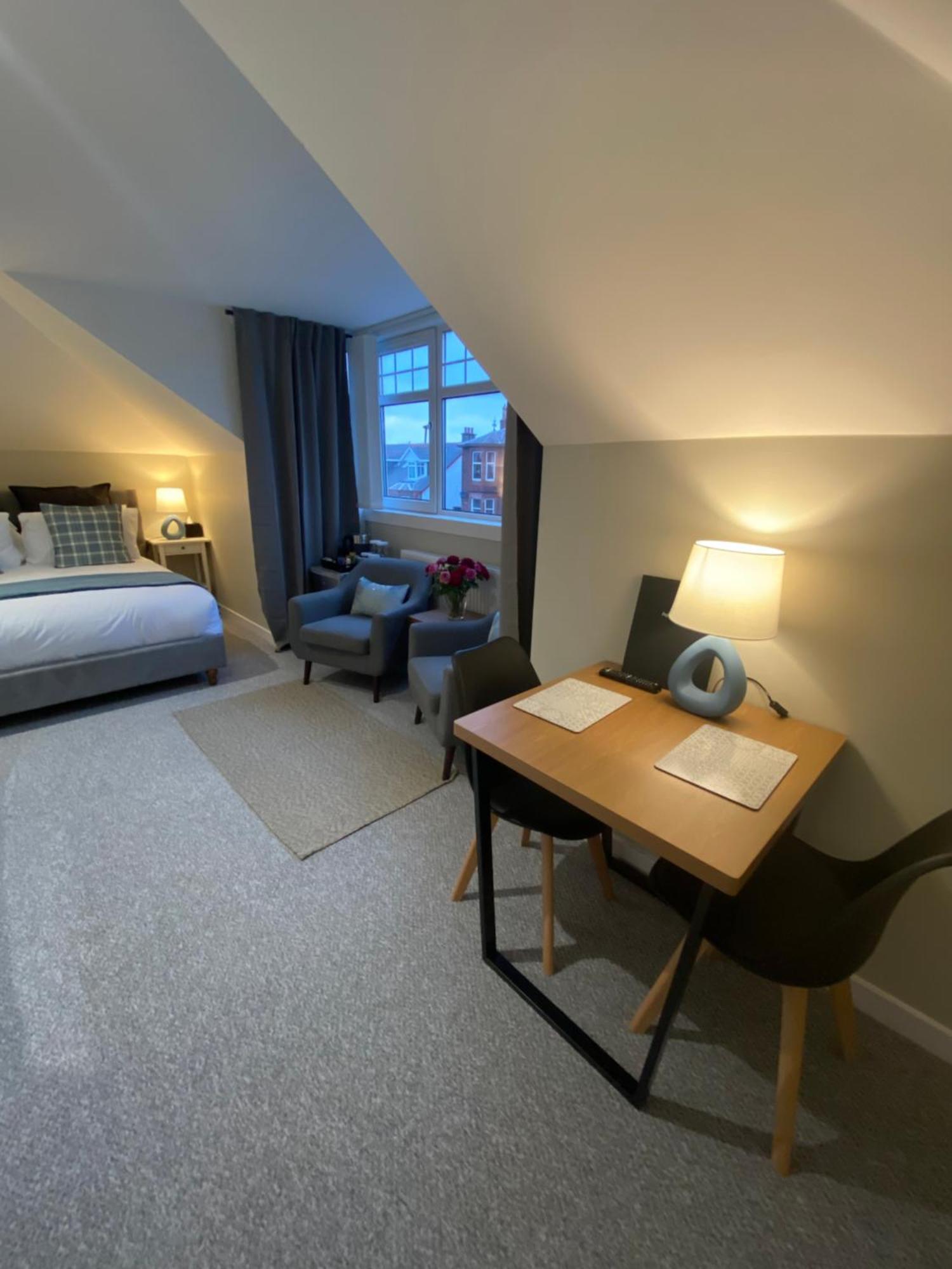 Peacock Guest House Largs Bagian luar foto